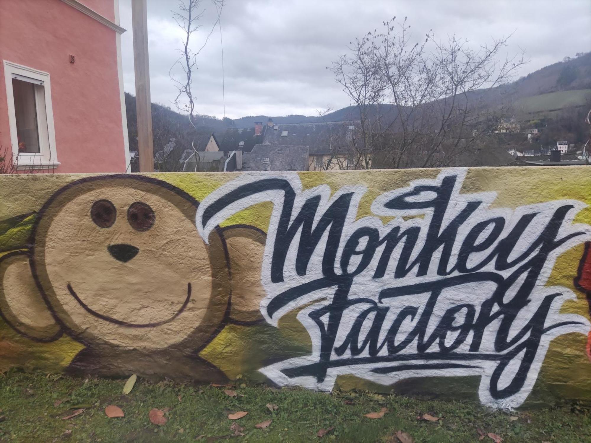 Monkey Factory - Mini Home-Stay Hostel Traben-Trarbach Exterior foto